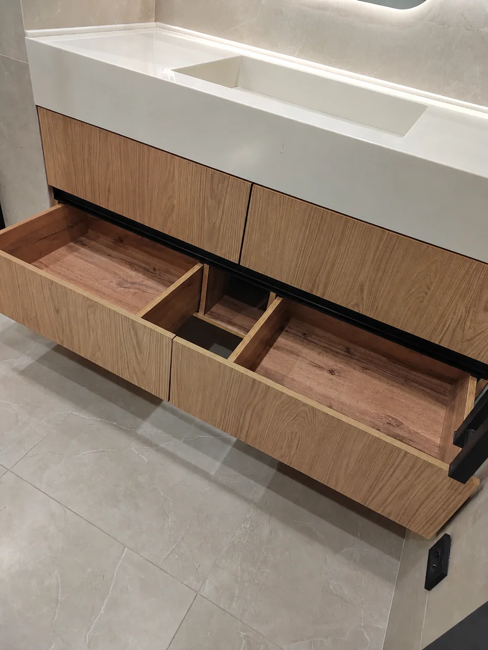 Открытые ящики подвесной тумбы в санузле